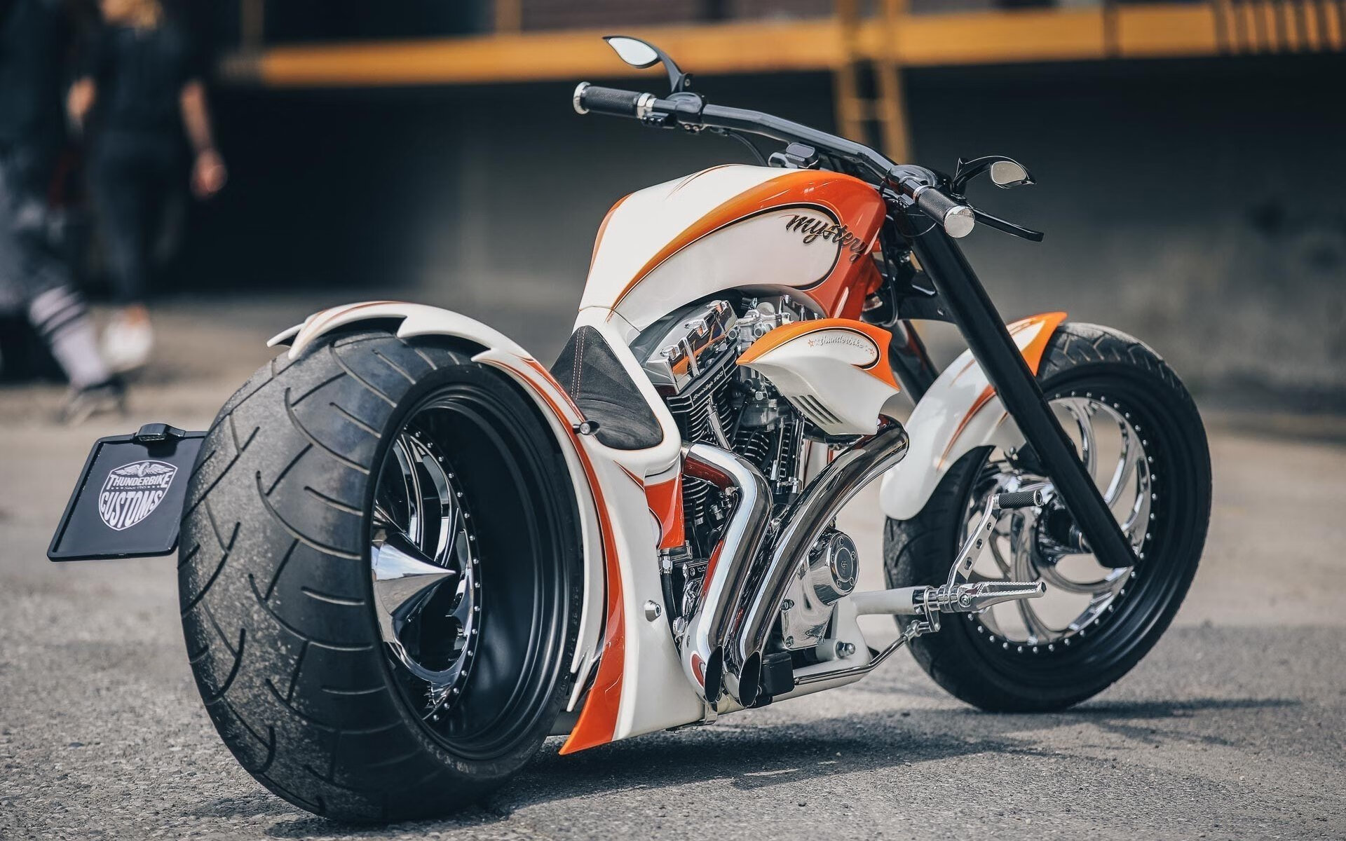 黄色与蓝色的十字路口,当哈弗茨的沉默彩虹划过基辅夜空